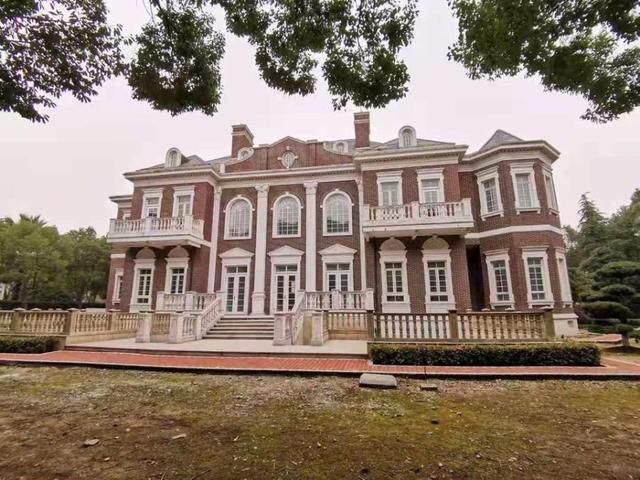 最终,2位买家报名,在经历了107轮出价后,上海华洲君庭独栋别墅以3.