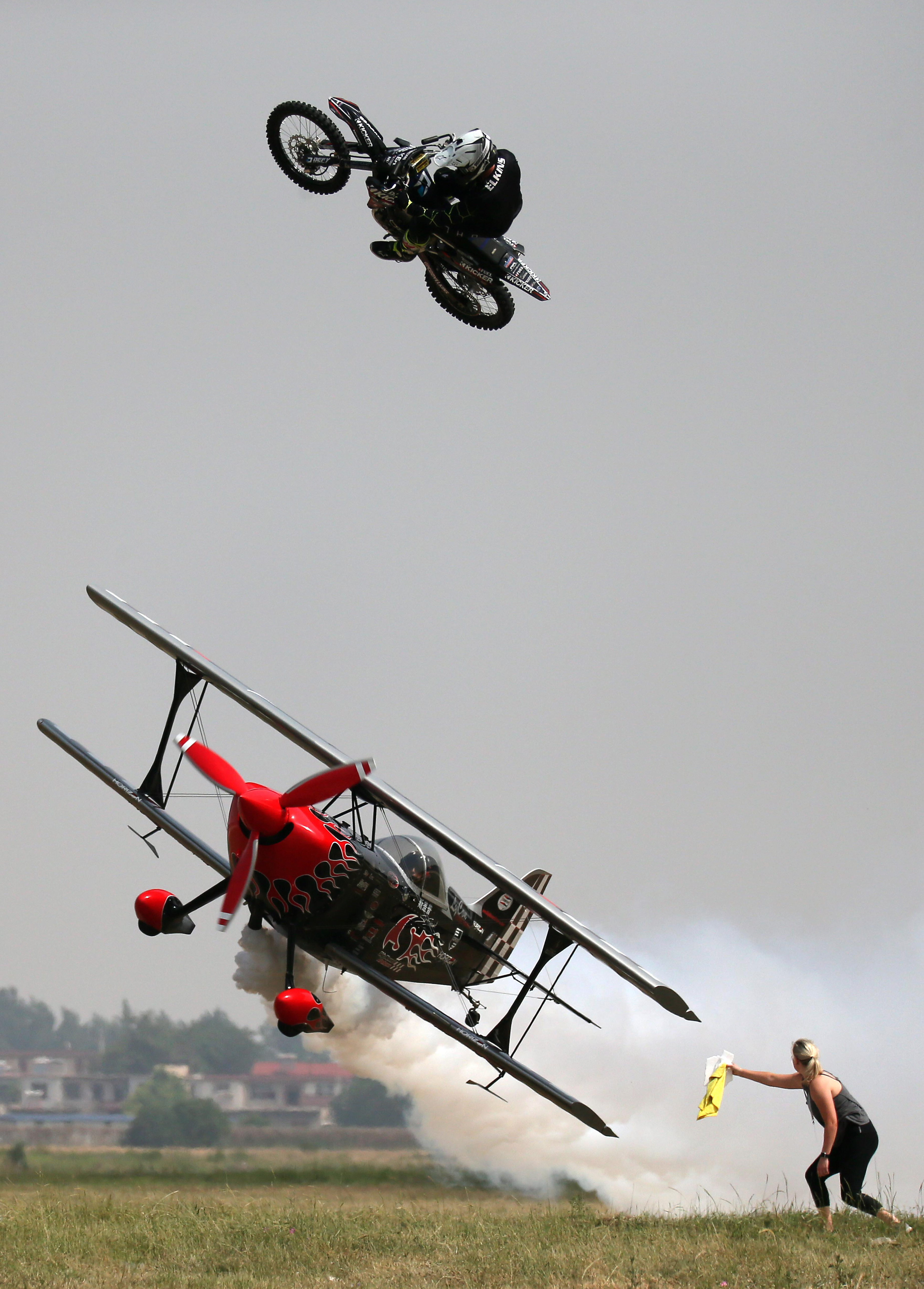 上午下午各有一场飞行特技表演,表演内容包括:xa42特技飞行表演(2架)