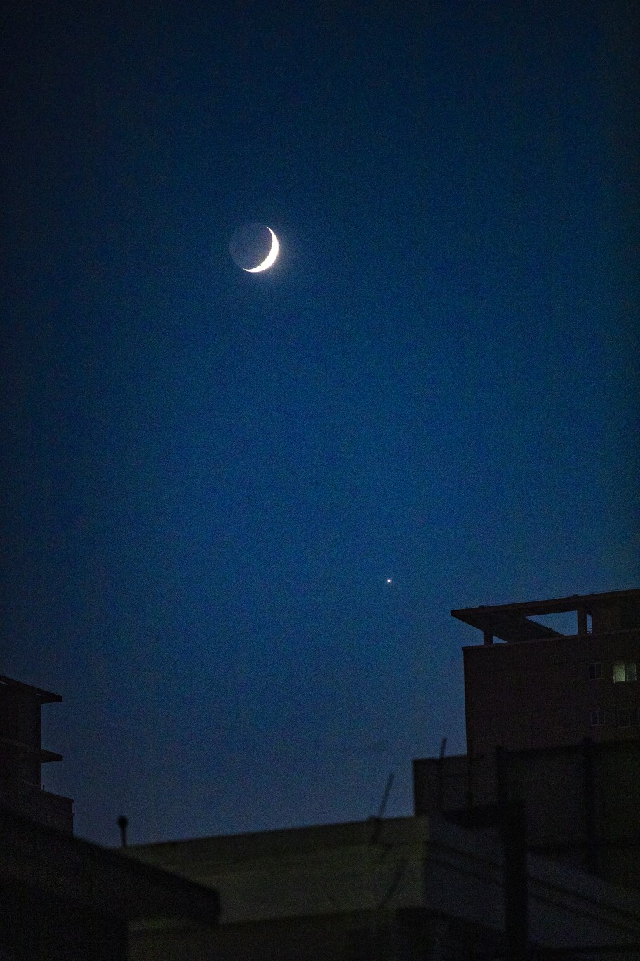 夜空中最亮的星恋上新月了 金星伴眉月"文艺片"免费开演