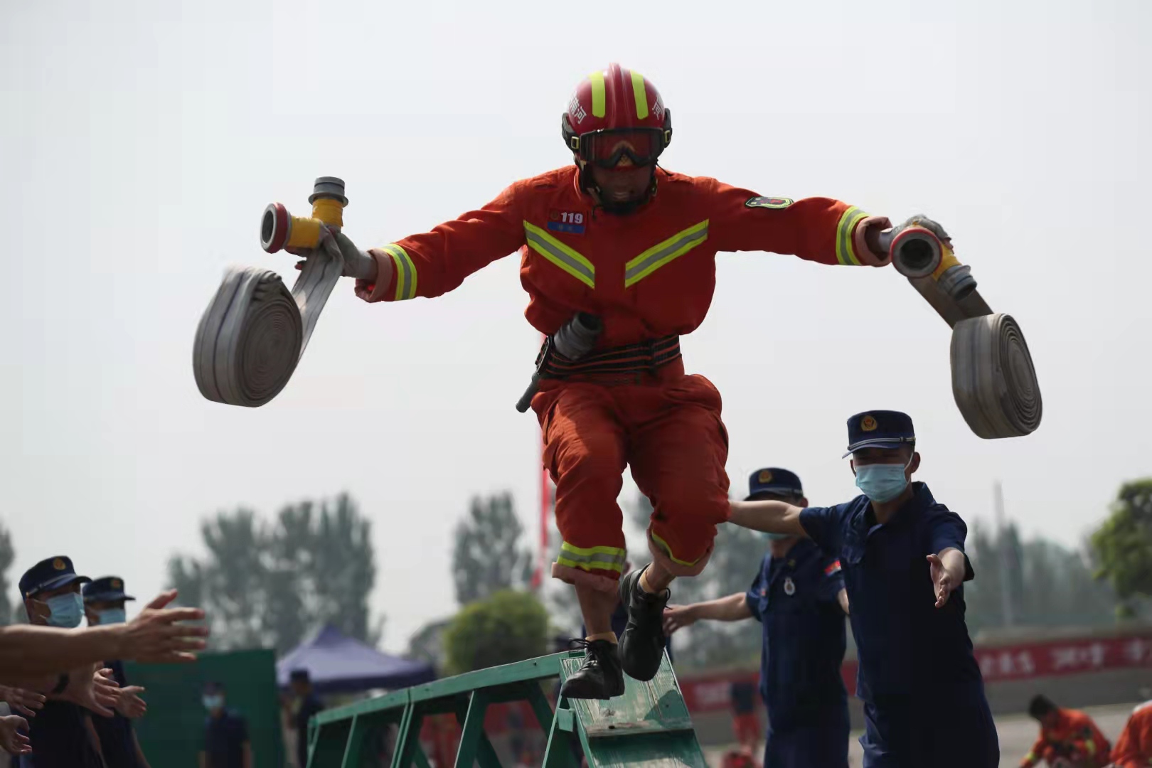 消防员电锯切的鸡蛋,是生的还是熟的?