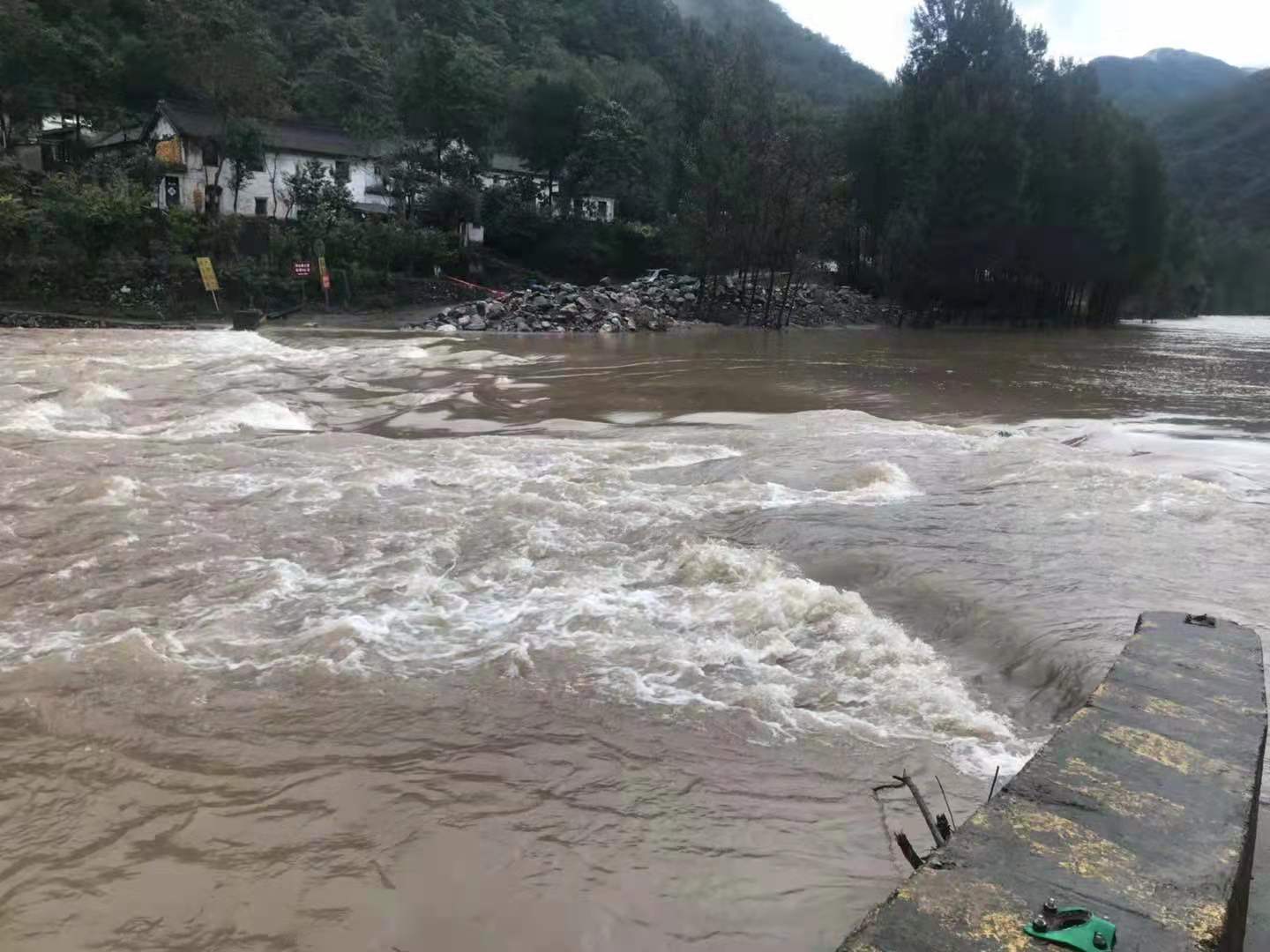 雨夜救群众济源两位干部被洪水冲走仍在搜救中